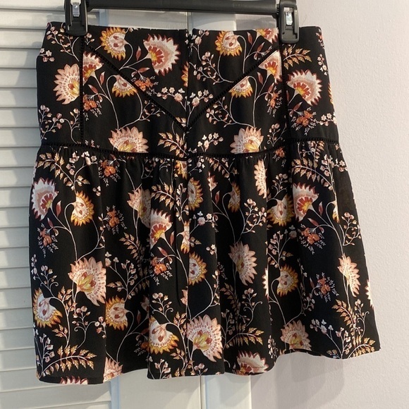 1 STATE floral skirt. Black background with tan gold and orange. Back zip 4
C - Picture 3 of 8